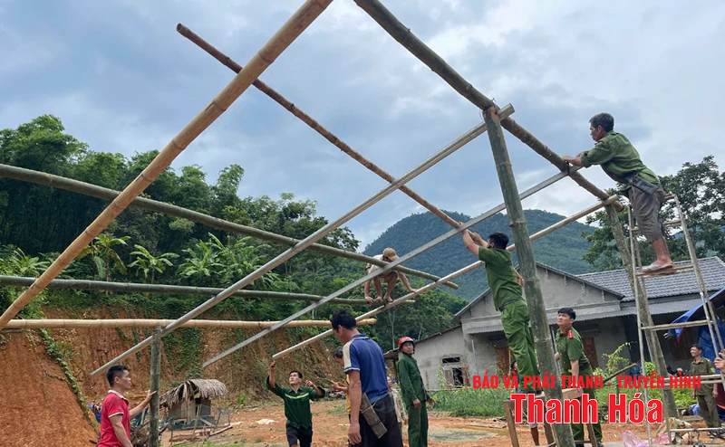 Công an Thanh Hóa gấp rút di dời người dân đến nơi an toàn