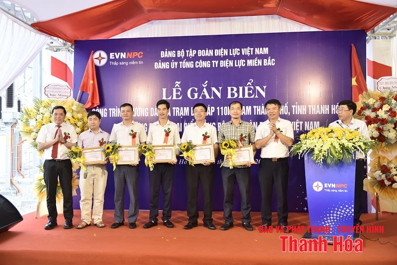 Gắn biển công trình chào mừng Đại hội đại biểu Đảng bộ Tập đoàn Điện lực Việt Nam