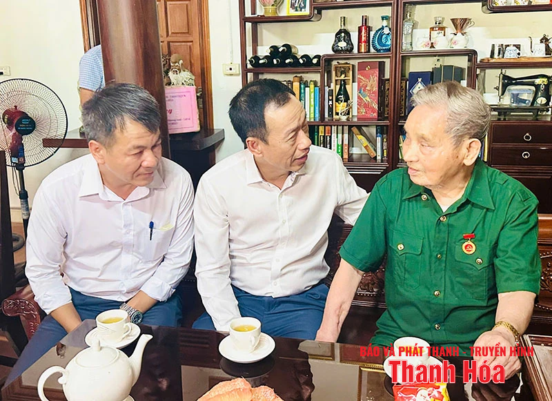 Giám đốc Sở Tài chính Lê Quang Hùng thăm, tặng quà các gia đình chính sách tại xã Ngọc Lặc