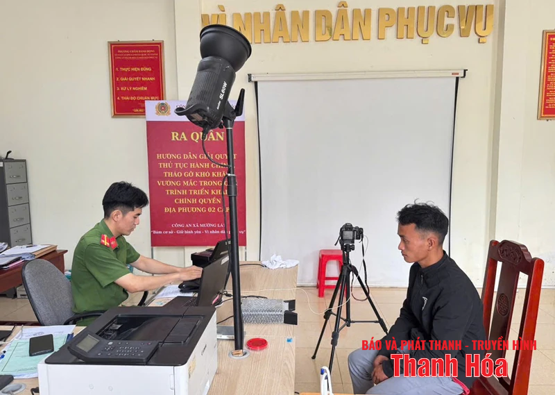 Công an xã Mường Lát hướng dẫn giải quyết thủ tục hành chính trong triển khai chính quyền địa phương 2 cấp
