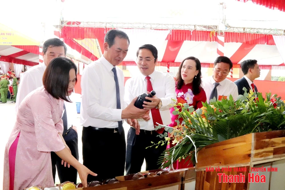 Phó Bí thư Tỉnh ủy Trịnh Tuấn Sinh dự và phát biểu chỉ đạo tại Đại hội Đảng bộ xã Yên Trường