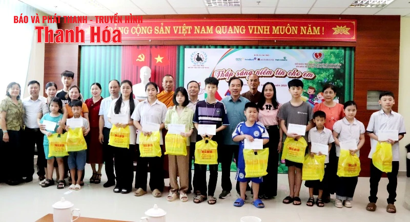 Trao quà cho 100 trẻ em khuyết tật, mồ côi tại Thanh Hóa