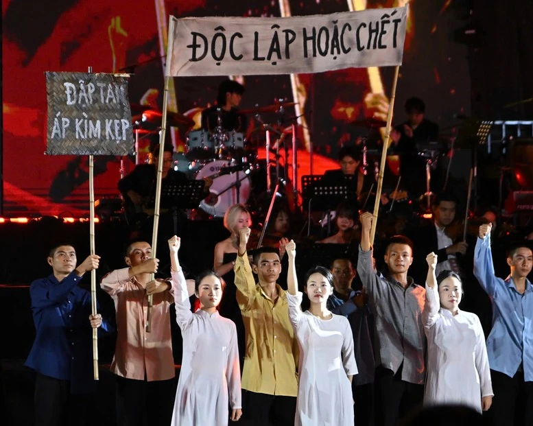 Chương trình nghệ thuật đặc biệt Hà Nội - Từ mùa thu lịch sử năm 1945