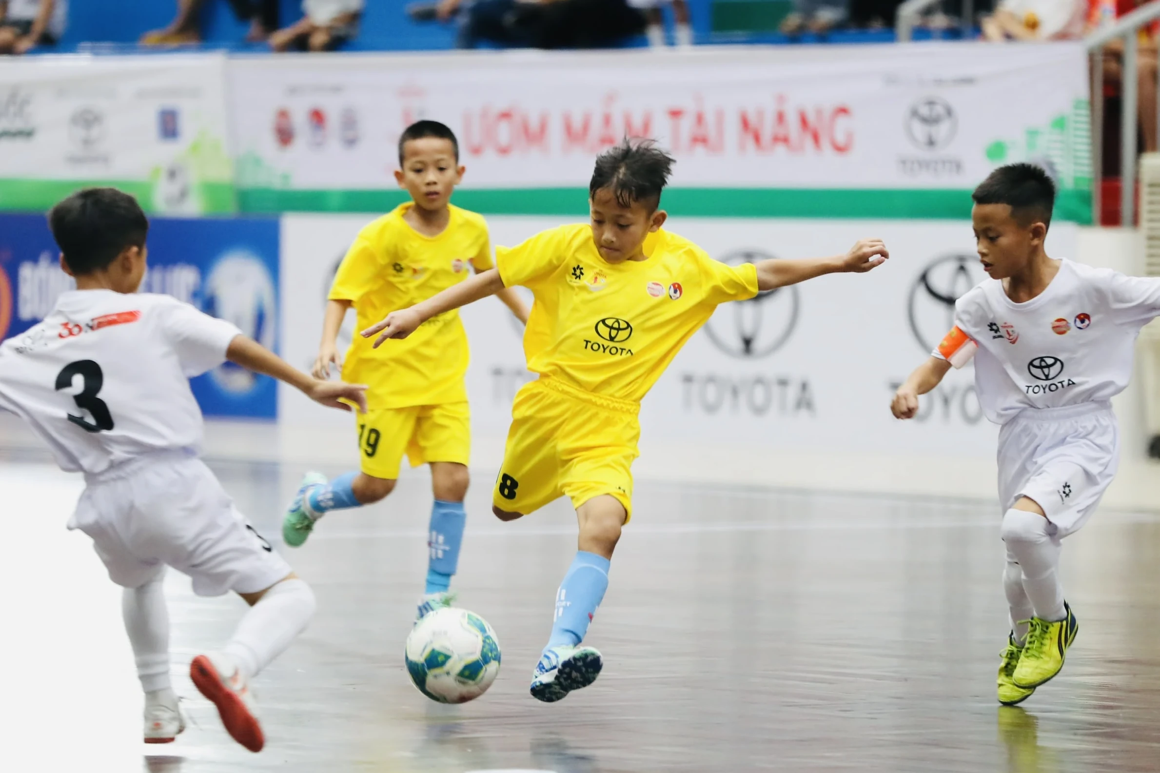 U9 Việt Hùng Thanh Hoá giành vé vào vòng 1/8 với ngôi đầu bảng B