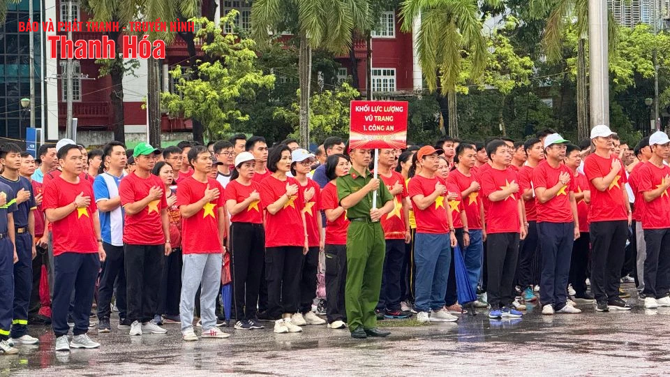 “Cùng Việt Nam tiến bước”: Hàng nghìn bước chân đồng lòng tại điểm cầu Thanh Hóa