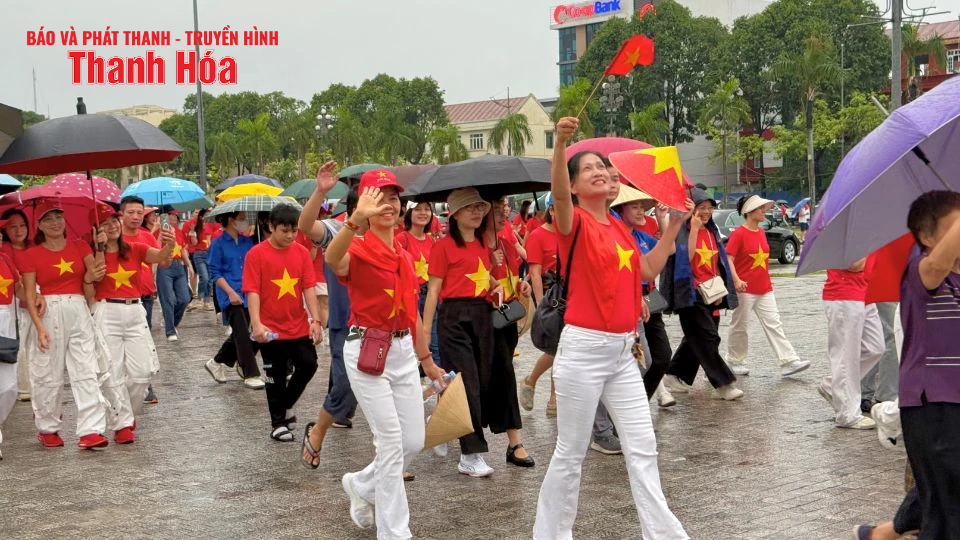 “Cùng Việt Nam tiến bước”: Hàng nghìn bước chân đồng lòng tại điểm cầu Thanh Hóa
