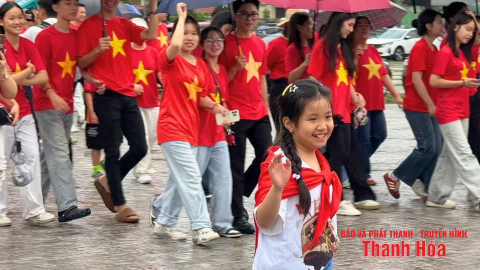 “Cùng Việt Nam tiến bước”: Hàng nghìn bước chân đồng lòng tại điểm cầu Thanh Hóa