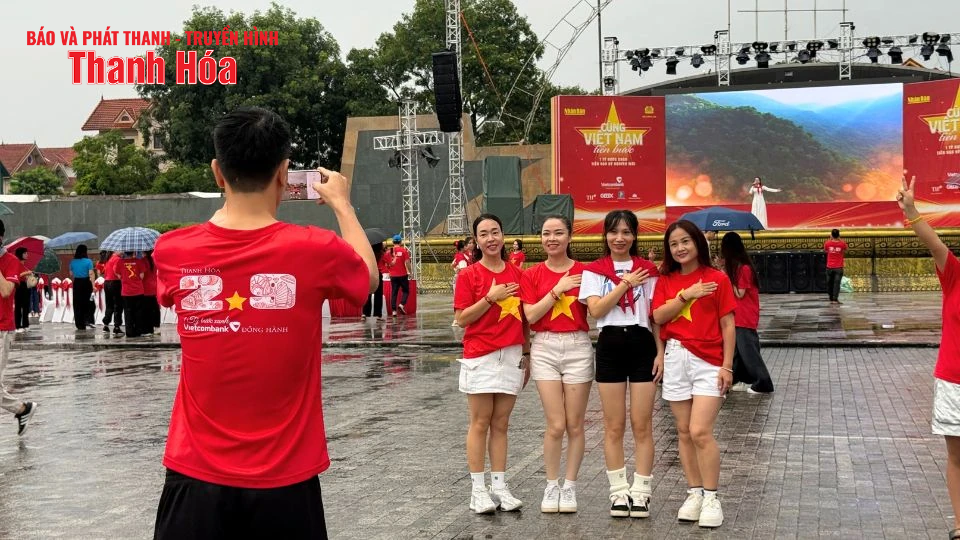 “Cùng Việt Nam tiến bước”: Hàng nghìn bước chân đồng lòng tại điểm cầu Thanh Hóa