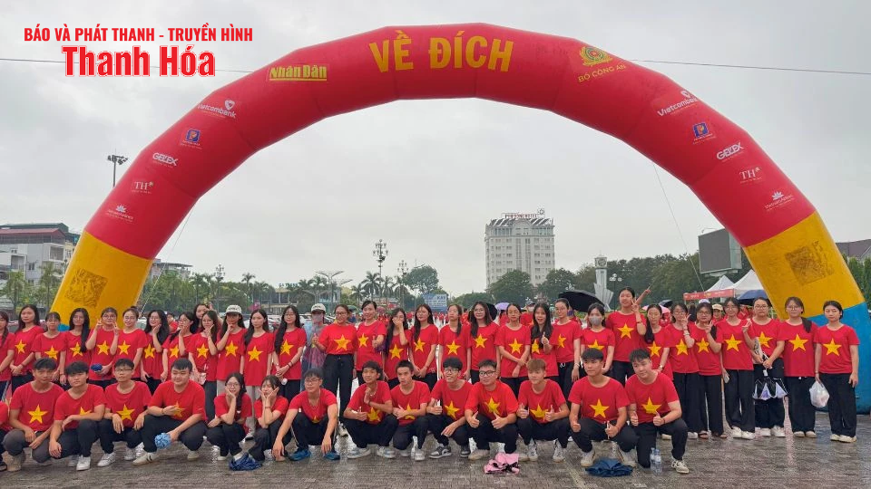 “Cùng Việt Nam tiến bước”: Hàng nghìn bước chân đồng lòng tại điểm cầu Thanh Hóa
