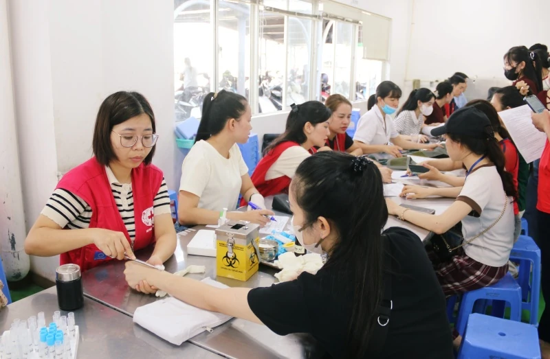 400 công nhân lao động Công ty Sakurai Việt Nam hiến máu nhân đạo