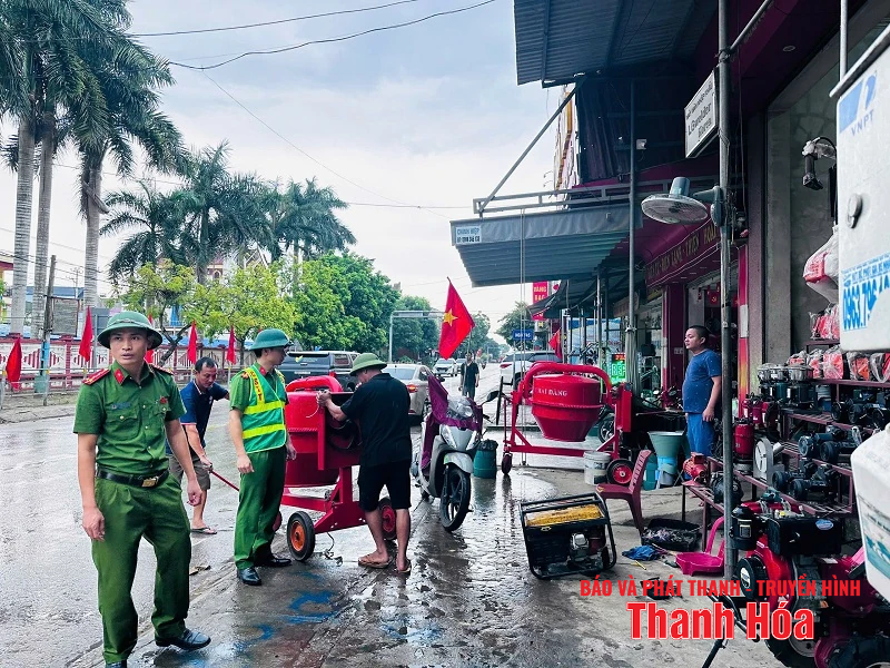 Tổ chức ra quân cắt tỉa cây xanh, giải tỏa hành lang an toàn giao thông