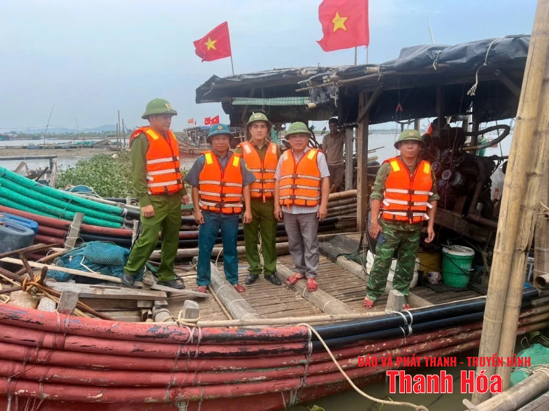 Xã Tiên Trang hỗ trợ người dân gia cố lồng bè nuôi cá