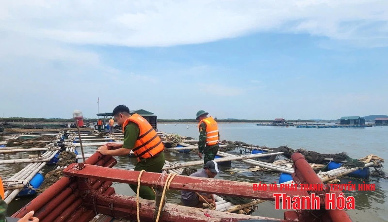 Xã Tiên Trang hỗ trợ người dân gia cố lồng bè nuôi cá