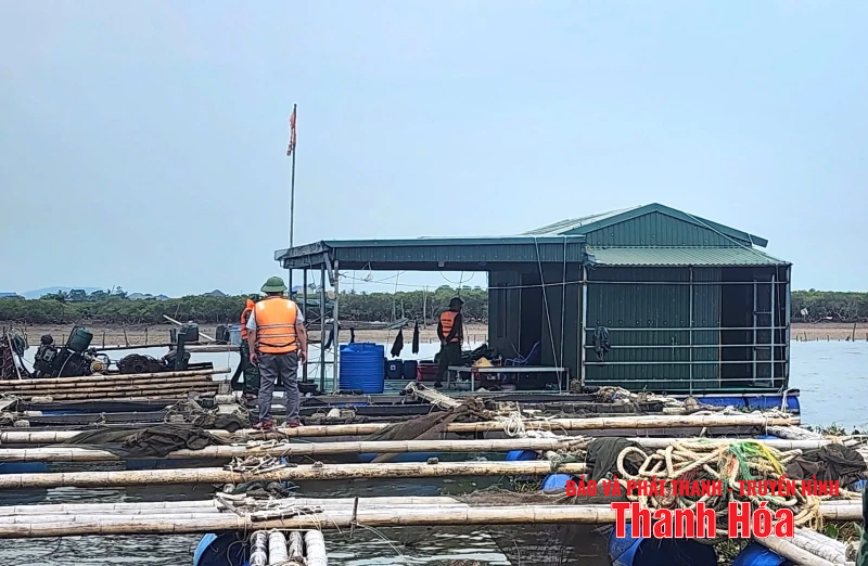 Xã Tiên Trang hỗ trợ người dân gia cố lồng bè nuôi cá