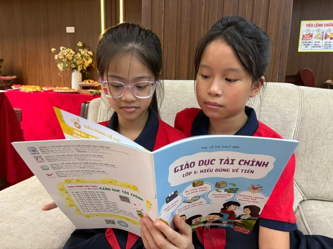 Lần đầu tiên có bộ sách giáo dục tài chính cho học sinh từ lớp 1 đến lớp 12