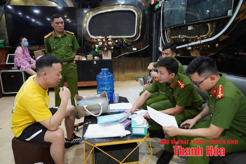 Tuần tra đêm, phát hiện cơ sở kinh doanh karaoke bao nuôi 38 nhân viên nữ