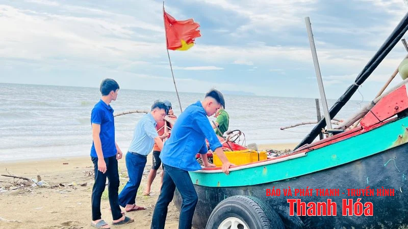 Đoàn viên thanh niên hỗ trợ người dân ứng phó với bão số 5
