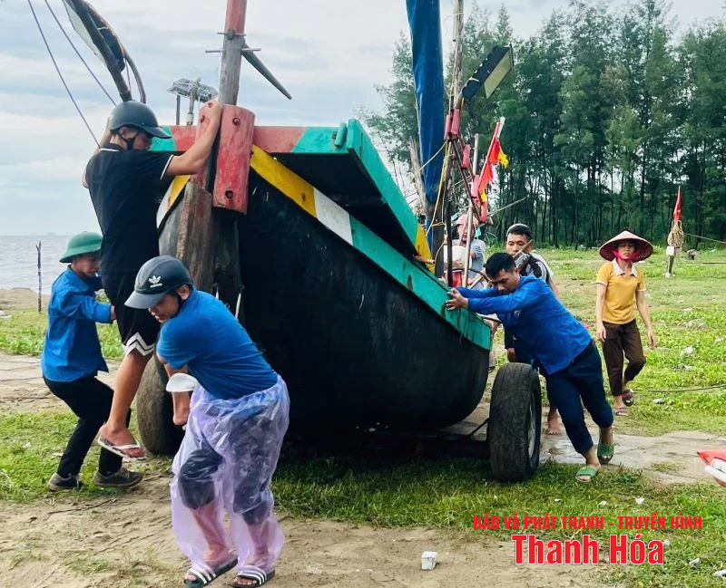 Đoàn viên thanh niên hỗ trợ người dân ứng phó với bão số 5