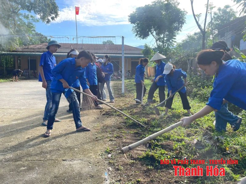 Đoàn viên thanh niên hỗ trợ người dân ứng phó với bão số 5