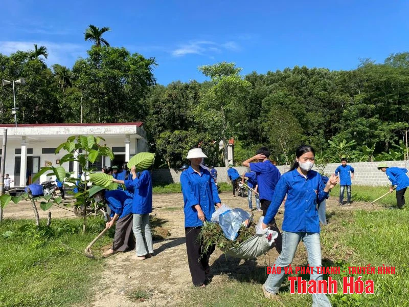 Đoàn viên thanh niên hỗ trợ người dân ứng phó với bão số 5