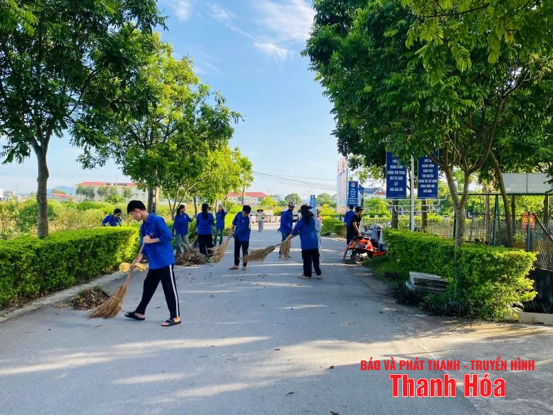 Đoàn viên thanh niên hỗ trợ người dân ứng phó với bão số 5