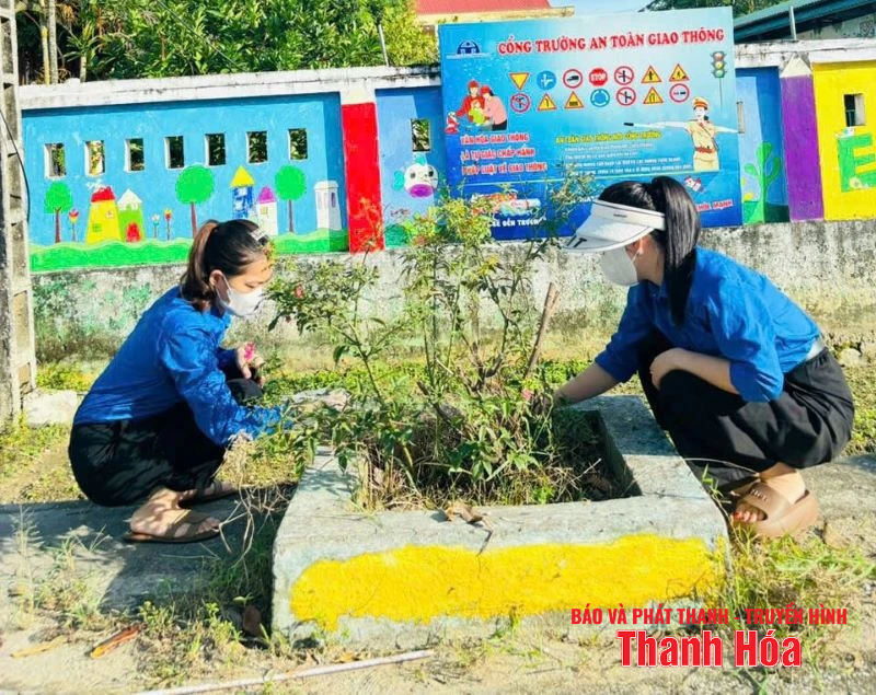 Đoàn viên thanh niên hỗ trợ người dân ứng phó với bão số 5