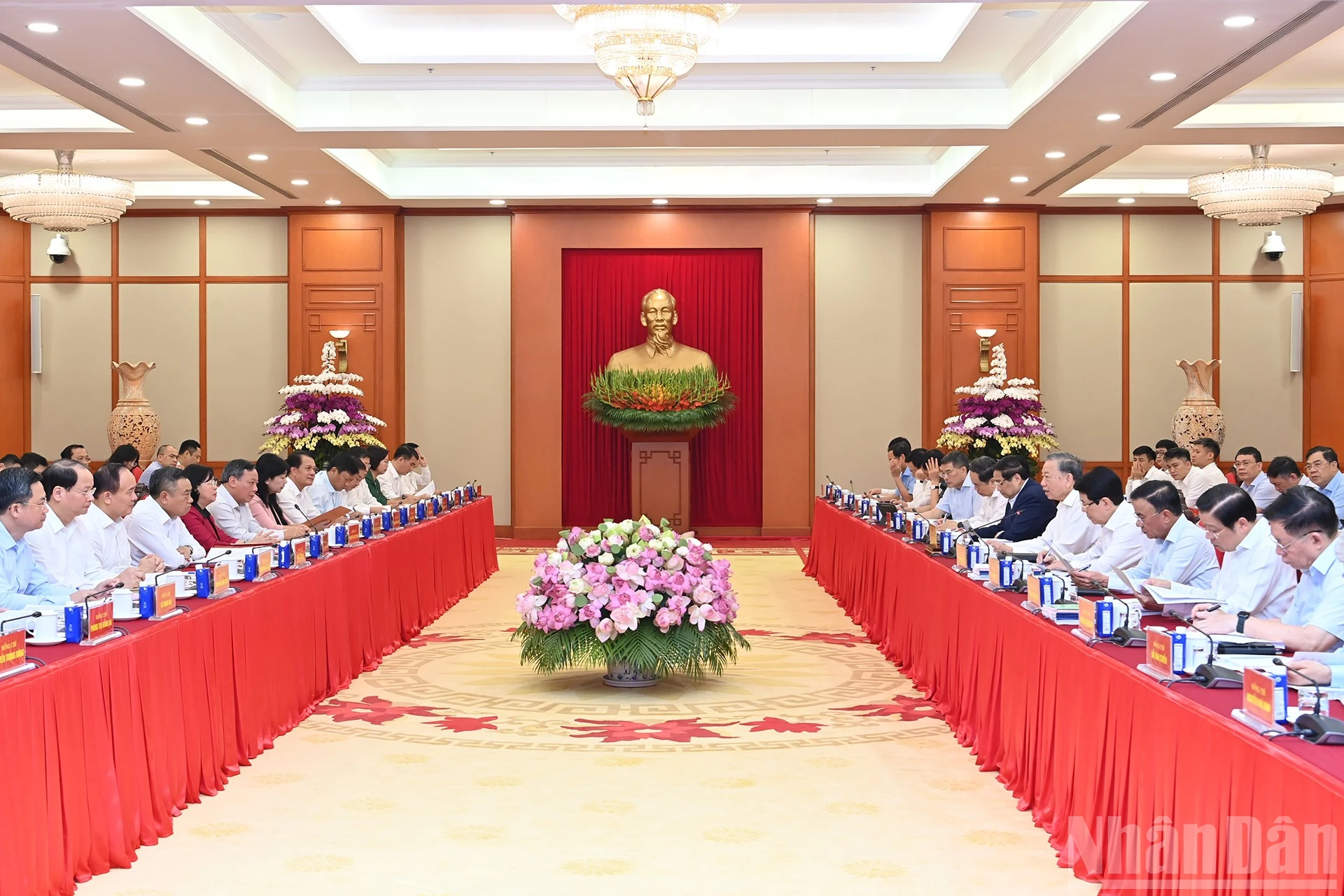 Bộ Chính trị cho ý kiến về công tác chuẩn bị Đại hội Đảng bộ thành phố Hà Nội và TP Hồ Chí Minh