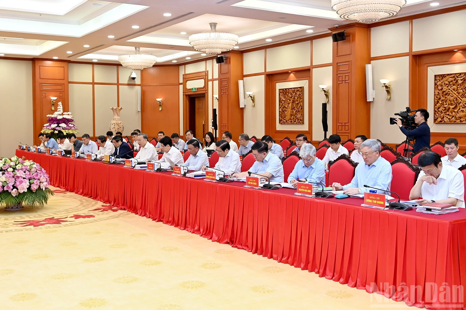 Bộ Chính trị cho ý kiến về công tác chuẩn bị Đại hội Đảng bộ thành phố Hà Nội và TP Hồ Chí Minh