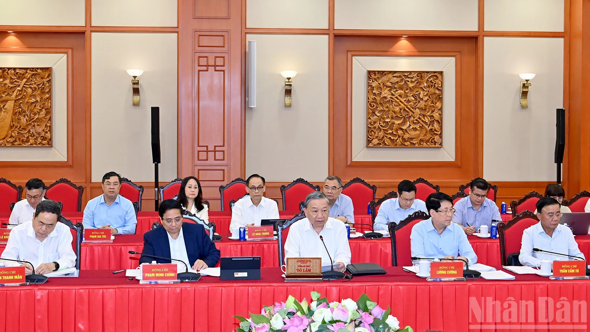 Bộ Chính trị cho ý kiến về công tác chuẩn bị Đại hội Đảng bộ thành phố Hà Nội và TP Hồ Chí Minh