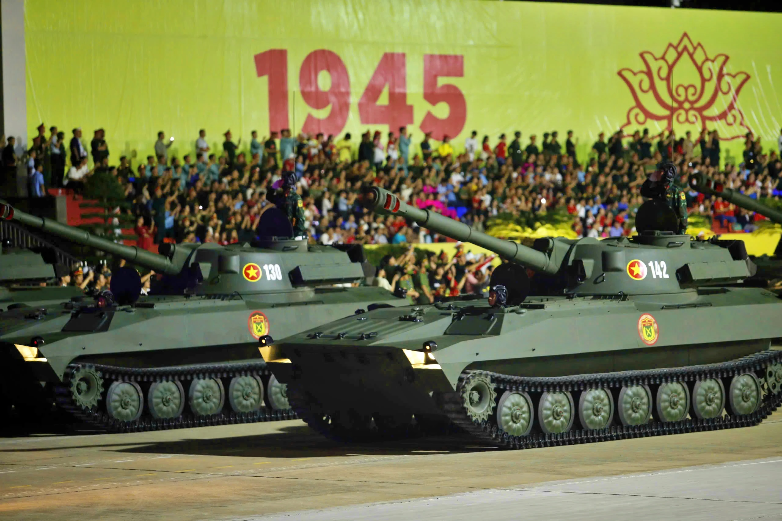 Hàng nghìn chiến sĩ cùng xe pháo quân sự tham dự Tổng hợp luyện diễu binh, diễu hành A80 lần thứ nhất