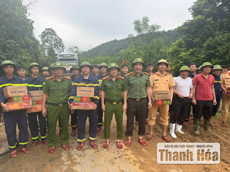 Công an tỉnh vận chuyển lương thực, thực phẩm hỗ trợ người dân 2 xã Yên Nhân, Bát Mọt