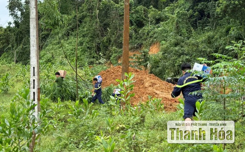 Công an tỉnh vận chuyển lương thực, thực phẩm hỗ trợ người dân 2 xã Yên Nhân, Bát Mọt
