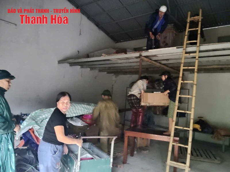 Cán bộ, hội viên phụ nữ xung kích trong chống bão, phục vụ hậu cần