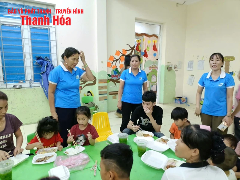 Cán bộ, hội viên phụ nữ xung kích trong chống bão, phục vụ hậu cần
