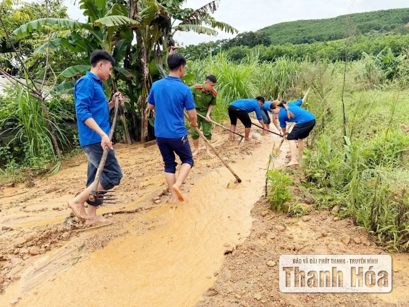Lãnh đạo xã Lương Sơn thăm hỏi và tặng quà các hộ dân bị ảnh hưởng do cơn bão số 5