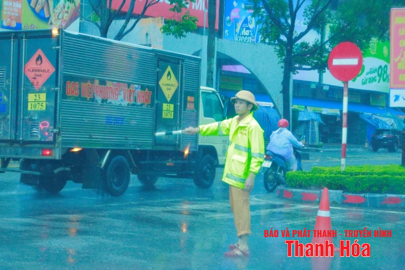 Nhiều tuyến đường bị ngập lụt cục bộ, cây xanh gãy đổ