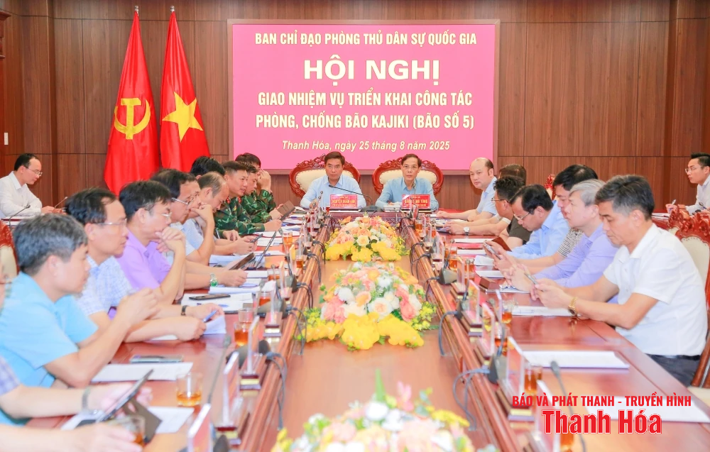 Phó Thủ tướng Chính phủ Trần Hồng Hà chủ trì hội nghị ứng phó khẩn cấp với cơn bão số 5