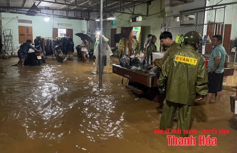 Xuyên đêm hỗ trợ di dời, sơ tán người dân đến nơi an toàn