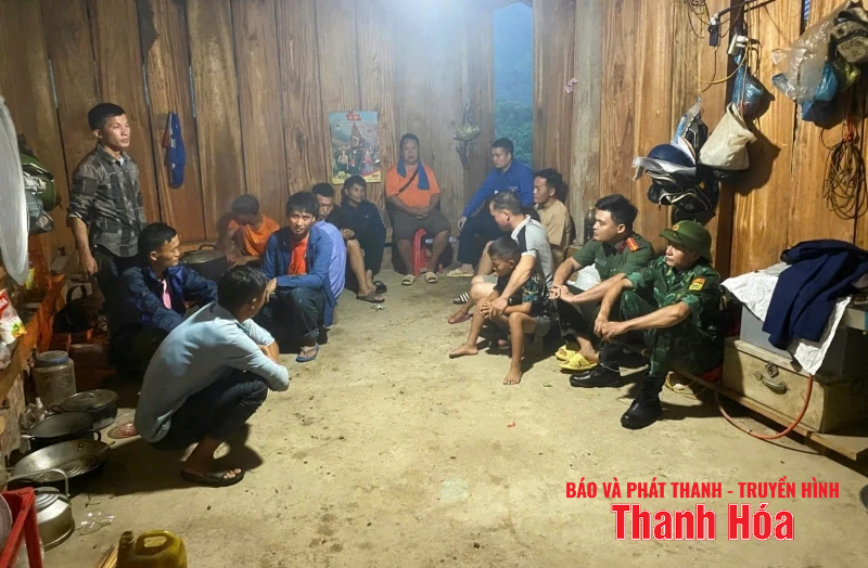 Xuyên đêm hỗ trợ di dời, sơ tán người dân đến nơi an toàn