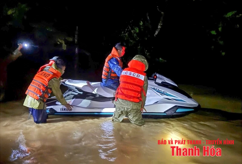Xuyên đêm hỗ trợ di dời, sơ tán người dân đến nơi an toàn