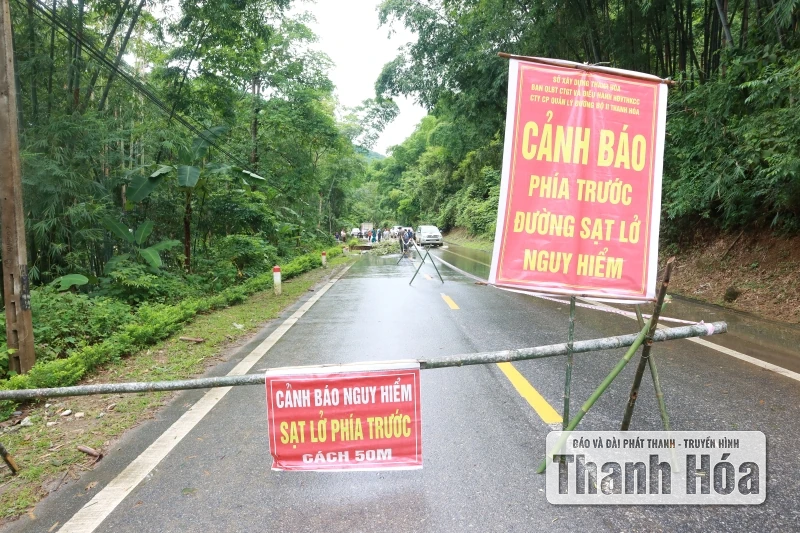 Mưa bão gây sạt lở 63 vị trí trên tuyến Quốc lộ 217