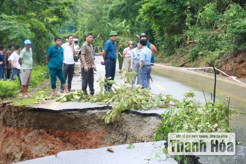 Mưa bão gây sạt lở 63 vị trí trên tuyến Quốc lộ 217