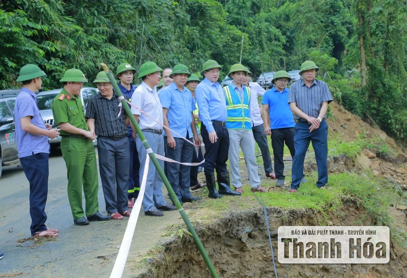 Phó Chủ tịch UBND tỉnh Mai Xuân Liêm kiểm tra, chỉ đạo khắc phục thiệt hại sau mưa bão tại xã Yên Nhân và Bát Mọt