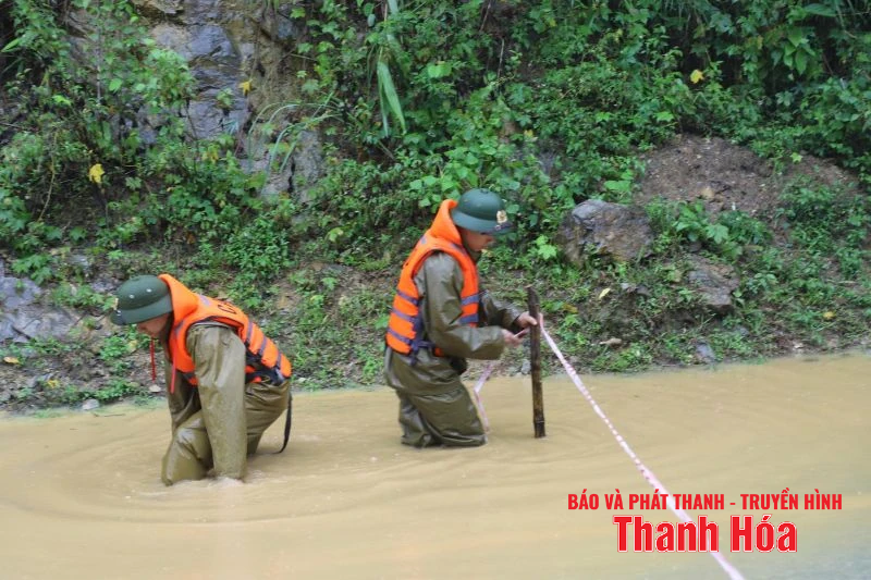 Quốc lộ 15 qua Hồi Xuân bị ngập, giao thông tuyến Mường Lát - Quan Hóa về xuôi tạm dừng