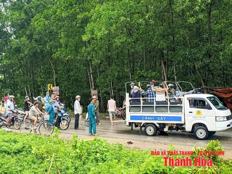Quốc lộ 10 đoạn qua xã Nga An ngập sâu, khó lưu thông