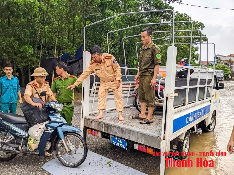 Quốc lộ 10 đoạn qua xã Nga An ngập sâu, khó lưu thông