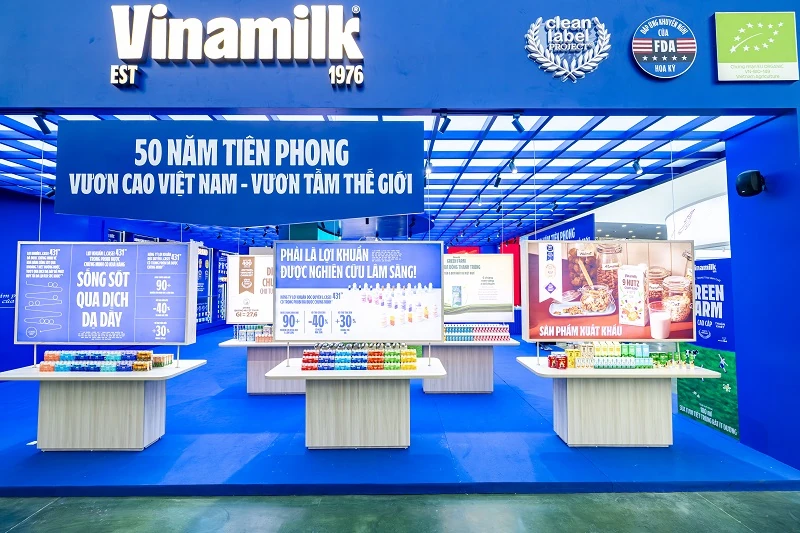 Người dân thích thú trải nghiệm không gian trưng bày của Vinamilk tại triển lãm thành tựu đất nước 80 năm