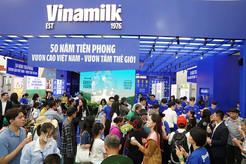 Người dân thích thú trải nghiệm không gian trưng bày của Vinamilk tại triển lãm thành tựu đất nước 80 năm