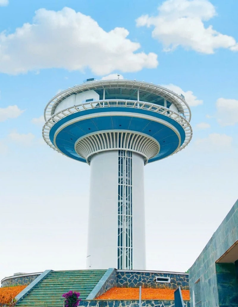 Đài UFO - Phi thuyền bay giữa tầng không