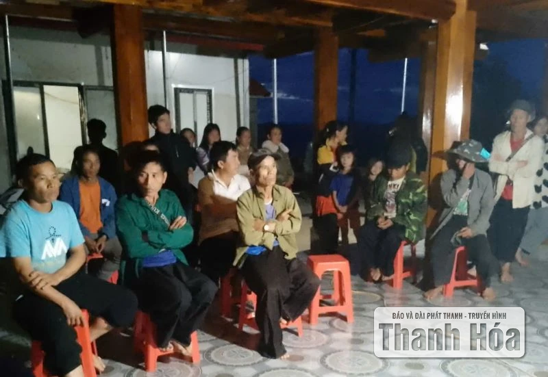 Làm việc cả đêm để bà con xã Mường Lý sớm được nhận quà Tết Độc lập